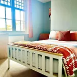 Lovely 2 Bed 2 Bath Flat With Free Parking
