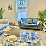 Contemporary Charm By The Quay With Garden