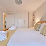 Spacious Sandbanks Apartment Near Beach And Bars With Free Parking