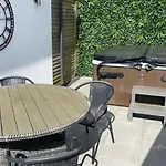 Private Luxury By The Sea, With A Personal Gym, Hot Tub, And Free Parking!