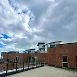 Entire Prestige Apartment In Poole Quay - Free Parking, Fast Wifi, Smart Tv & Netflix