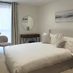 Entire Prestige Apartment In Poole Quay - Free Parking, Fast Wifi, Smart Tv & Netflix
