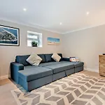 High Tides Elegant & Modern 4-Bedroom Villa In Sandbanks