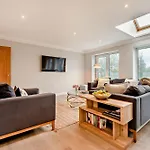 High Tides Elegant & Modern 4-Bedroom Villa In Sandbanks