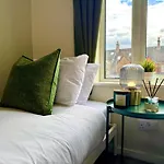 Stunning 4-Bedroom Home - 10 Mins To Sandbanks Beach