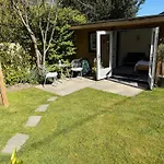 Cosy Garden Studio In Wimborne With Parking