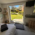 Cosy Garden Studio In Wimborne With Parking