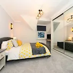 Amazing Apartment Near Bournemouth, Poole & Sandbanks - Wifi & Smart Tv - Newly Renovated! Great Location!