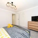 Amazing Apartment Near Bournemouth, Poole & Sandbanks - Wifi & Smart Tv - Newly Renovated! Great Location!