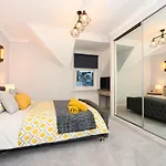 Amazing Apartment Near Bournemouth, Poole & Sandbanks - Wifi & Smart Tv - Newly Renovated! Great Location!