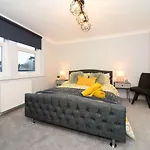 Amazing Apartment Near Bournemouth, Poole & Sandbanks - Wifi & Smart Tv - Newly Renovated! Great Location!