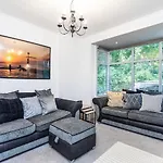 Modern 3 Bed, Heart Of Ashley Cross, 5 Mins To Sandbanks