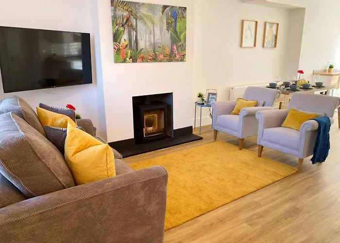 Stunning New House - Great Location - Garden - Parking - Fast Wifi - Smart Tv - Beautiful 2 Bedroom House Sleeps Up To 6! Only 5 Min Drive To Sandbanks Beach!