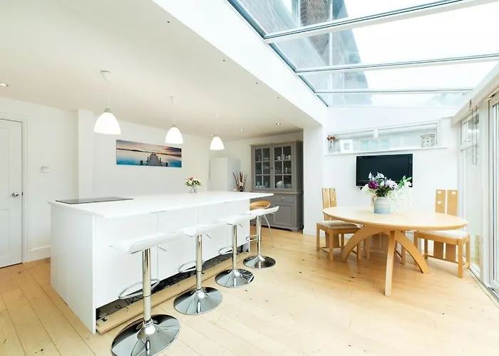 Aderta Stylish House For 7 People, Free Parking, 2 Min Walking From Ashley Cross And Near Sandbanks Beach