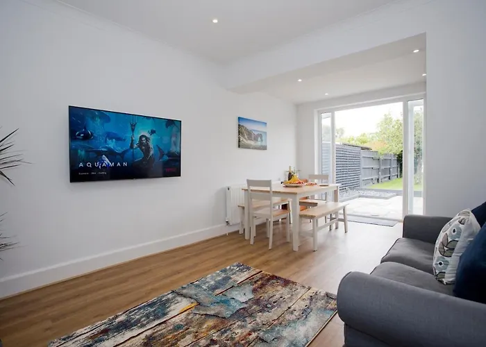 Ashley House - Beautiful 3 Bedroom House In A Fantastic Location Near Sandbanks.