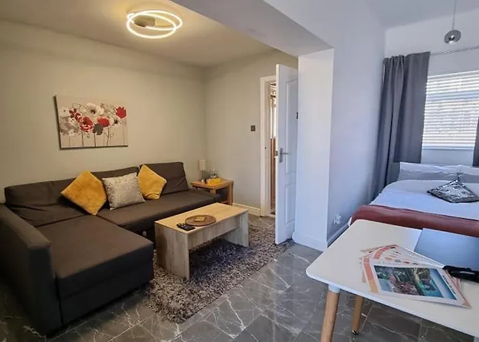 Your Own Studio Flat With Everything You Need! Fully Equipped Kitchen, Free Coffee And Tea, Own Entrance, Private Parking, Smart Tv With Netflix, Sofa Bed, Your Own Shower And Toilet - All Newly Renovated!