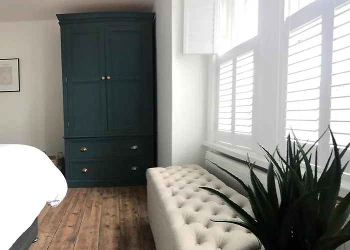 Emerson House. Close To Poole Harbour & Town Centre