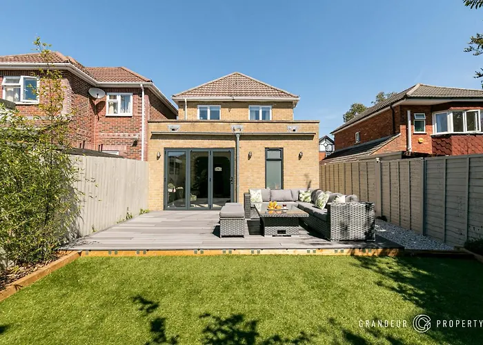 Stylish 4 Bed House In Poole With Garden & Parking