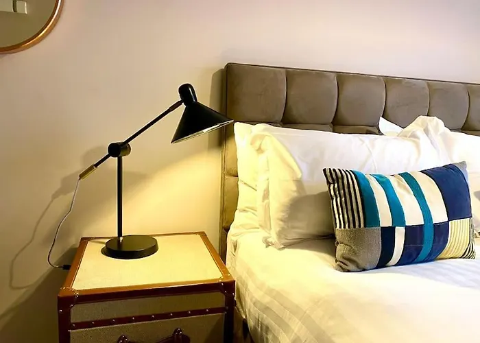 Beautiful 2 Bedroom Apartment - 1 Minute Walk To Poole Quay - Great Location - Free Parking - Fast Wifi - Smart Tv - Newly Decorated - Sleeps Up To 4! Close To Poole & Bournemouth & Sandbanks