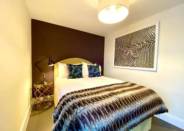 Stunning Apartment - 1 Minute Walk To Poole Quay - Great Location - Free Parking - Fast Wifi - Smart Tv - Newly Decorated - Sleeps Up To 2! Close To Poole & Bournemouth & Sandbanks