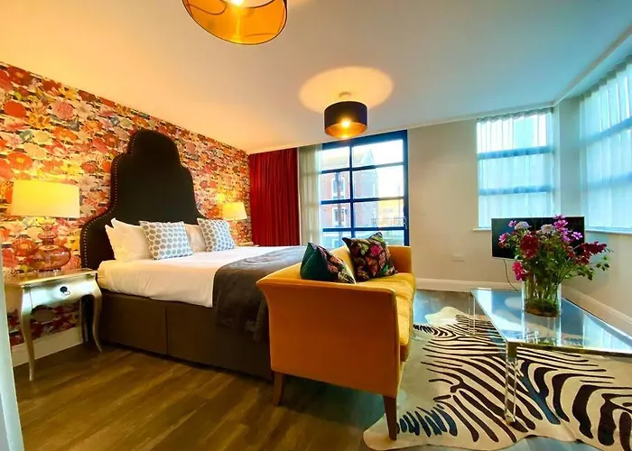Luxurious Studio Apartment - 1 Minute Walk To Poole Quay - Great Location - Free Parking - Fast Wifi - Smart Tv - Newly Decorated - Sleeps Up To 2! Close To Poole & Bournemouth & Sandbanks
