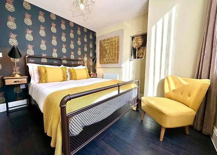 Designer Apartment Inc Free Parking & Fast Wifi 1 Minute Walk To Poole Quay - Great Location - Free Parking - Fast Wifi - Smart Tv - Newly Decorated - Sleeps Up To 2! Close To Poole & Bournemouth & Sandbanks