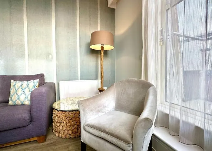 Stylish 2 Bedroom Apartment - Free Parking & Wifi - 1 Minute Walk To Poole Quay - Great Location - Free Parking - Fast Wifi - Smart Tv - Newly Decorated - Sleeps Up To 4! Close To Poole & Bournemouth & Sandbanks