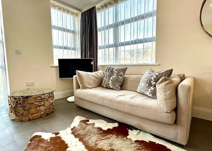 Beautiful Couples Retreat - Free Parking & Wifi - 1 Minute Walk To Poole Quay - Great Location - Free Parking - Fast Wifi - Smart Tv - Newly Decorated - Sleeps Up To 2! Close To Poole & Bournemouth & Sandbanks
