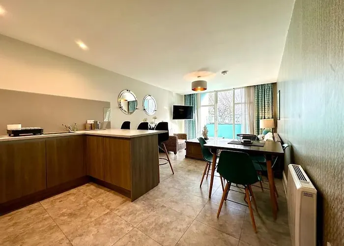 Stunning 2 Bedroom Apartment Inc Free Parking - 1 Minute Walk To Poole Quay - Great Location - Free Parking - Fast Wifi - Smart Tv - Newly Decorated - Sleeps Up To 4 - Close To Poole & Bournemouth & Sandbanks