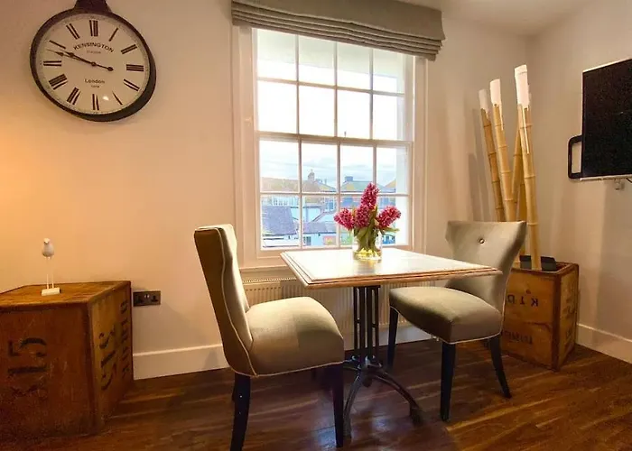 Stunning Little House On Poole Quay - Free Secure Parking & Wifi - In The Heart Of The Old Town - Great Location - Free Parking - Fast Wifi - Smart Tv - Newly Decorated - Sleeps 2! Close To Poole & Bournemouth & Sandbanks
