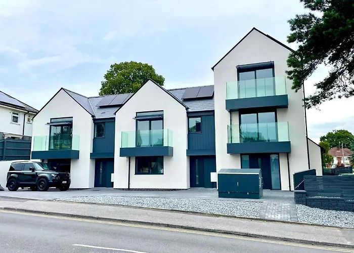 Brand New 3 Bedroom House -Sleeps 6 - Free Parking - Great Location - Fast Wifi - Smart Tv - Sleeps 6! Close To Poole & Bournemouth & Sandbanks