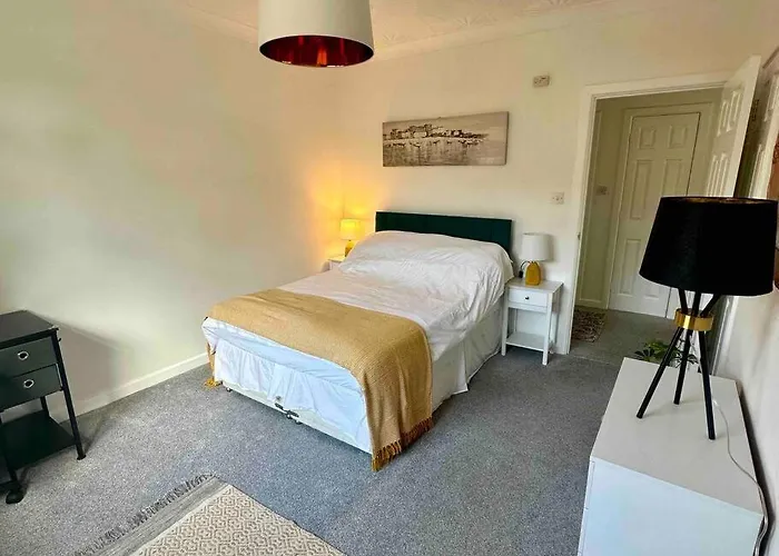 Spindrift, Spacious Bungalow Near Beach
