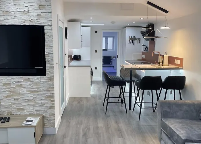 Private Luxury By The Sea, With A Personal Gym, Hot Tub, And Free Parking!