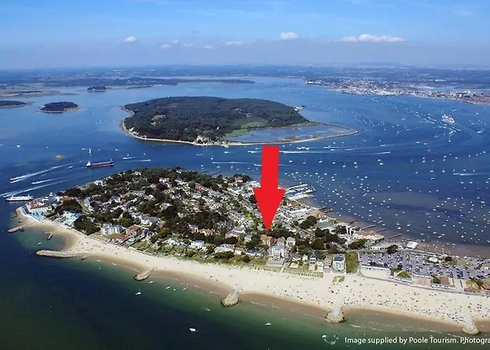 Spacious Sandbanks Apartment Near Beach And Bars With Free Parking
