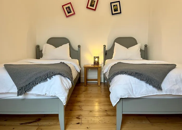 House With Parking, Short Stroll To Quay, Shops And Restaurants