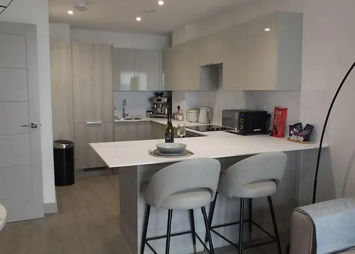 Entire Prestige Apartment In Poole Quay - Free Parking, Fast Wifi, Smart Tv & Netflix