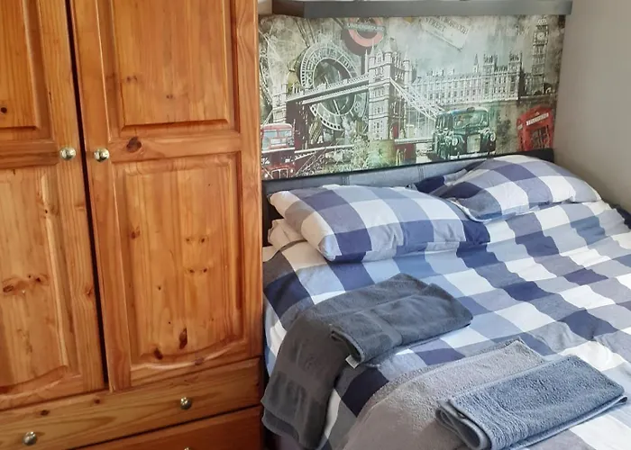 Double Bedroom Sleeps 1 Or 2 With Back Garden View