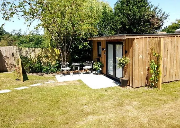 Cosy Garden Studio In Wimborne With Parking
