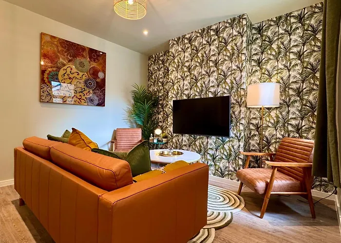 Stunning 4-Bedroom Home - 10 Mins To Sandbanks Beach