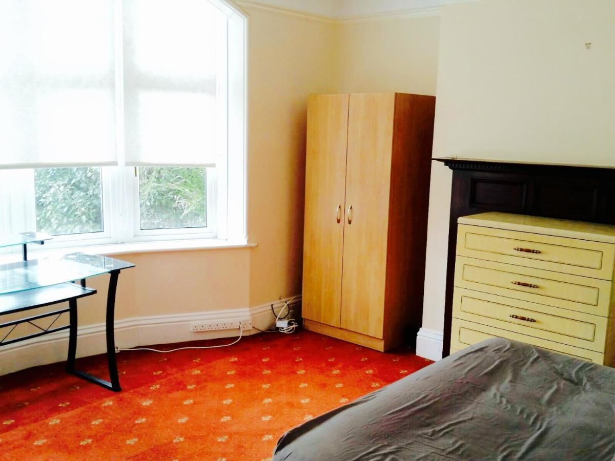 Oyo Kingland Court Poole