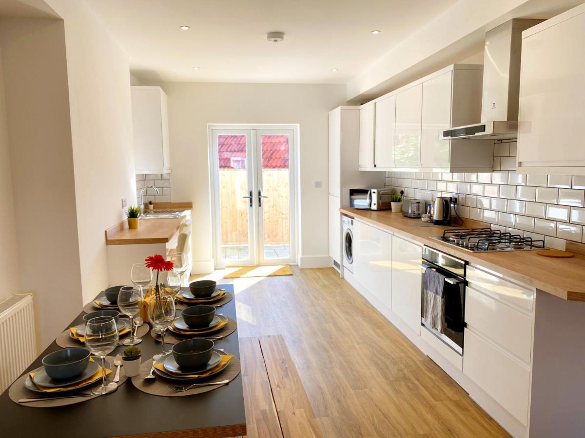 Sandbanks Garden Retreat: 2-bedroom Smart Near Holiday home