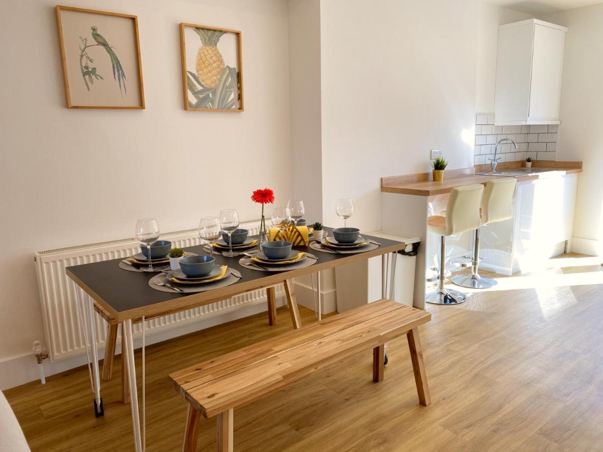 Sandbanks Garden Retreat: 2-bedroom Smart Near Poole