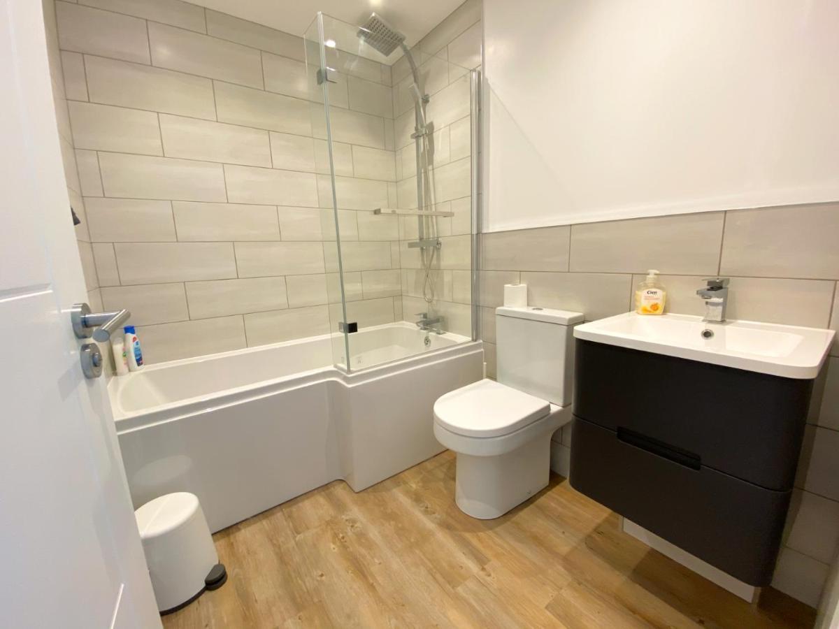 Sandbanks Garden Retreat: 2-bedroom Smart Near Holiday home Poole