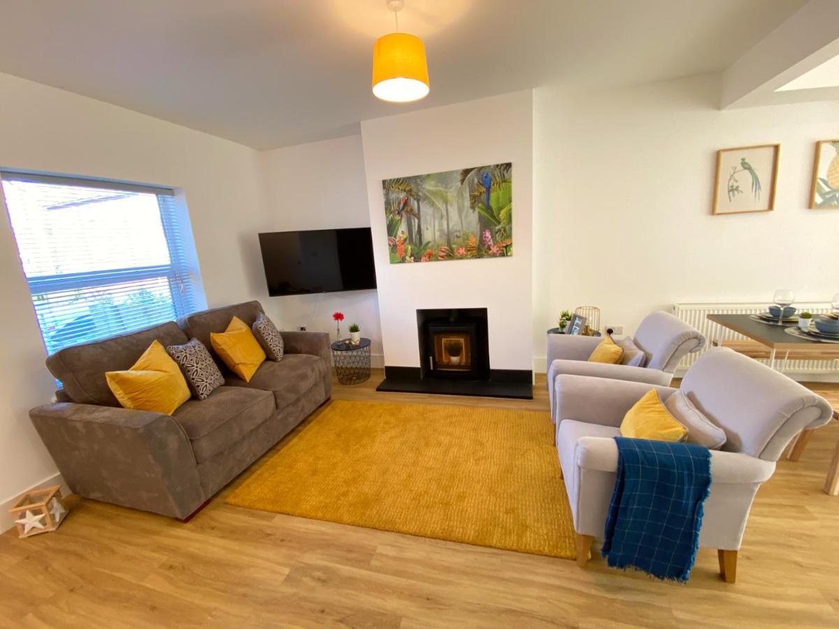 Sandbanks Garden Retreat: 2-bedroom Smart Near Holiday home