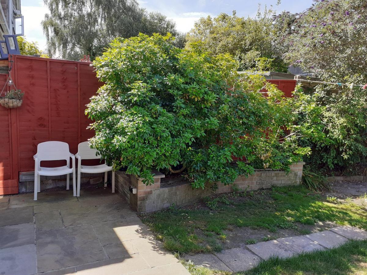 Homestay Double Bedroom Sleeps 1 Or 2 With Back Garden View *
