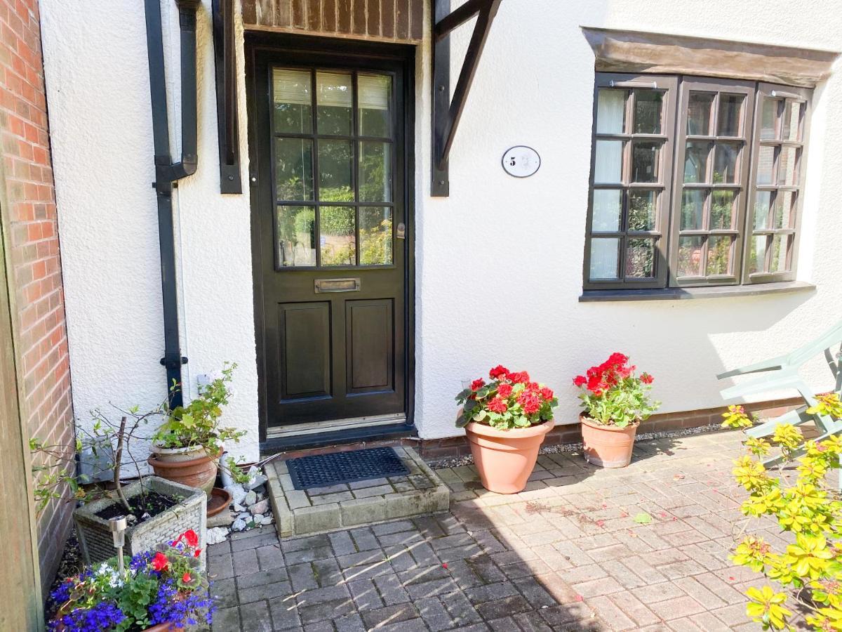 Harbourside House - Great Location - Parking - 2 En-suites - Sleeps 5 1 Holiday home