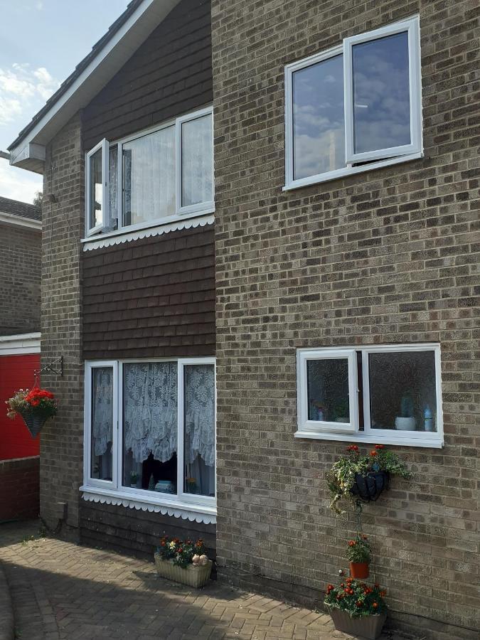 Homestay Double Bedroom Sleeps 1 Or 2 With Back Garden View Poole