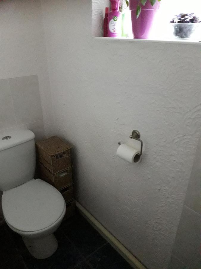 Double Bedroom Sleeps 1 Or 2 With Back Garden View *