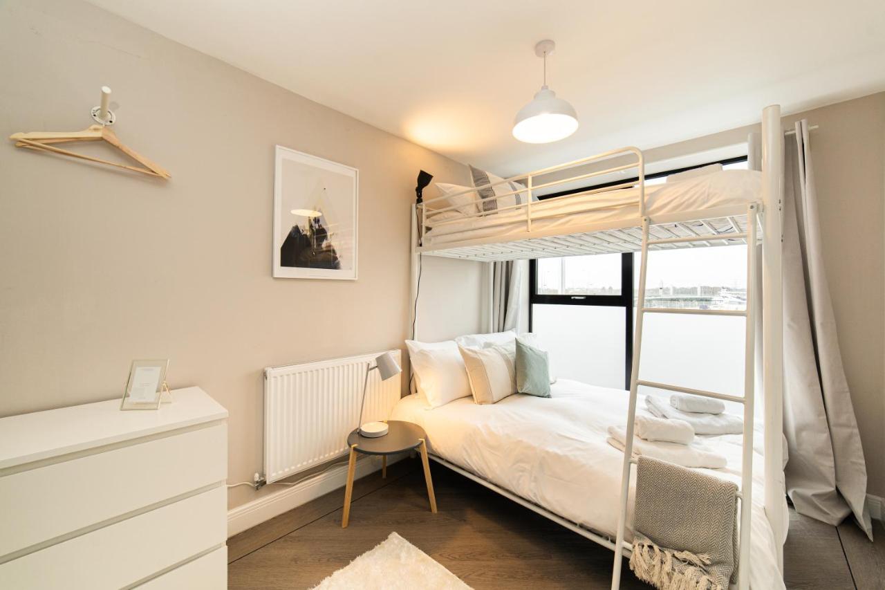 Beautiful Two Bedroom Harbour Side Apartment