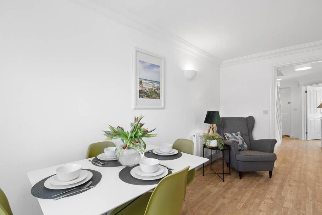 Church Cottages - 3bd Coastal Retreat With Parking Holiday home *